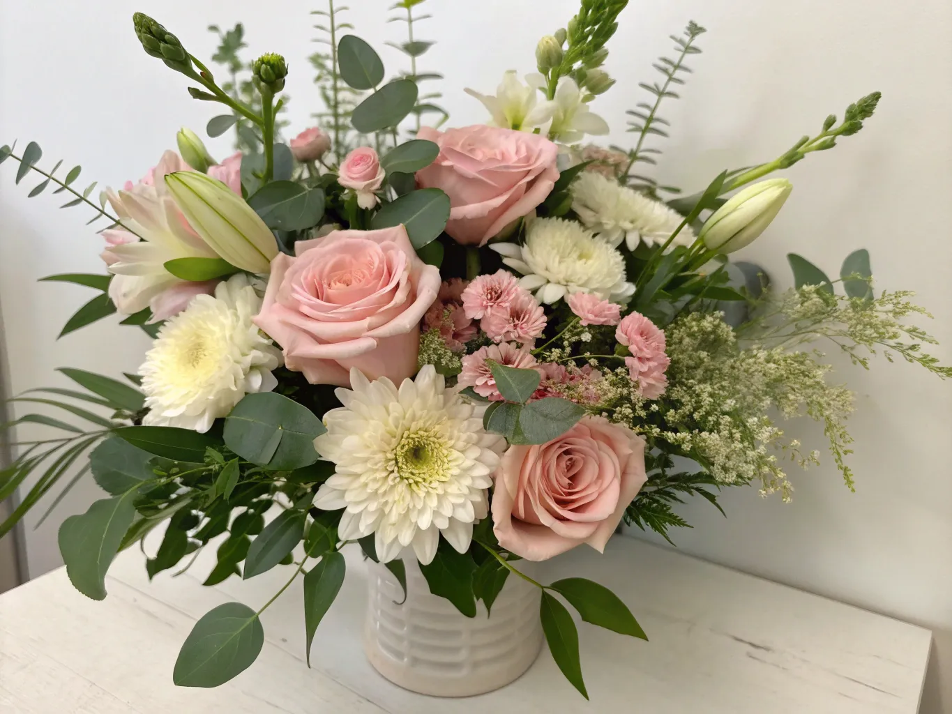 Sæsonens blomsterbuket i lyserøde og hvide nuancer