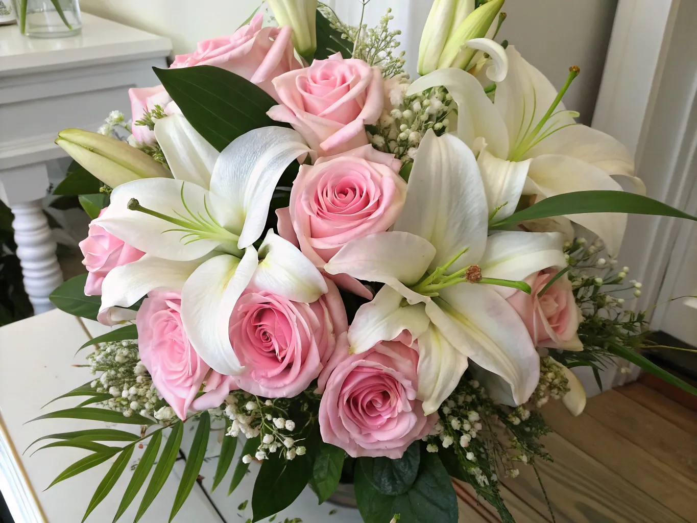 Buket med lyserøde roser og hvide liljer