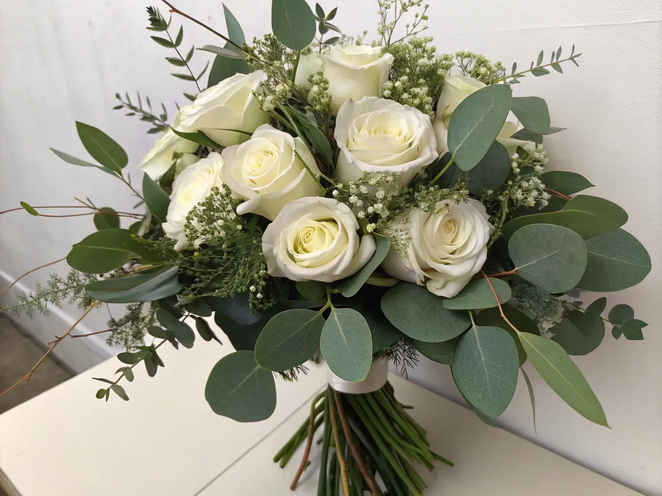 Elegant buket med hvide roser og eucalyptus