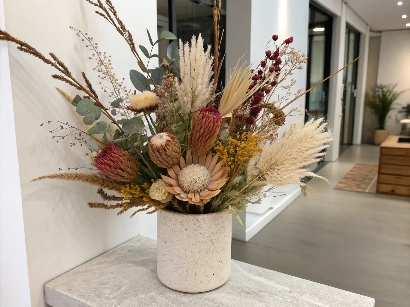 Moderne arrangement med tørrede blomster